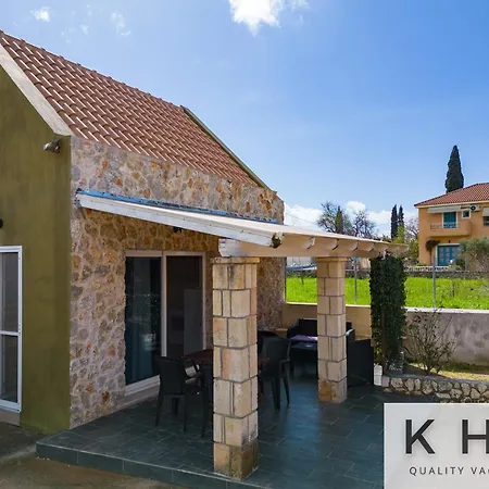 Ferienhaus Spedion Villas. Red Stone Pesádha